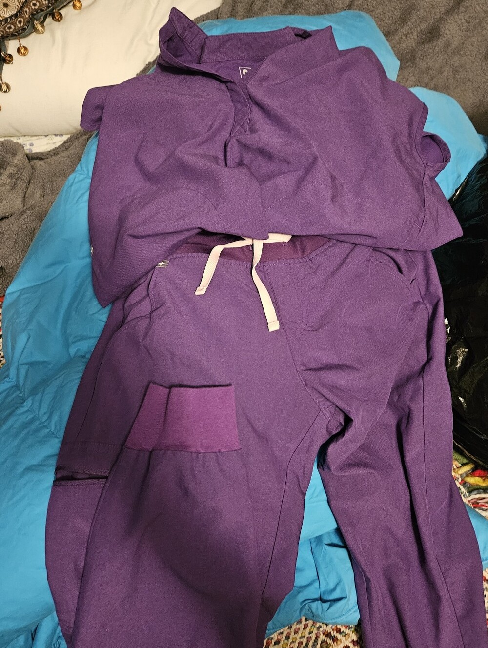 FIGS RAFAELA ULTRA VIOLET SML TOP AND ZAMORA JOGGERS MP WOMEN EUC